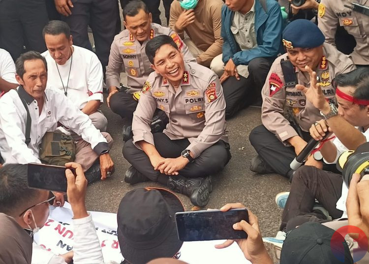 Massa aksi dari Koalisi Pers Sumsel saat ditemui Kapolda Sumsel, Irjen Pol Rony Samtana, usai peristiwa pengeroyokan dua jurnalis di depan Mapolda Sumsel beberapa waktu lalu. (fornews.co/foto: Sidratul Muntaha)
