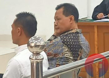Terdakwa Edison dan terdakwa Adi Triayadi Agustian; pada sidang kasus dugaan korupsi penerimaan gratifikasi di PN Kelas 1A Khusus Palembang, Rabu (28/10/2026). (fornews.co/foto: Sidratul Muntaha)