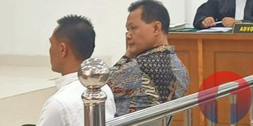 Terdakwa Edison dan terdakwa Adi Triayadi Agustian; pada sidang kasus dugaan korupsi penerimaan gratifikasi di PN Kelas 1A Khusus Palembang, Rabu (28/10/2026). (fornews.co/foto: Sidratul Muntaha)