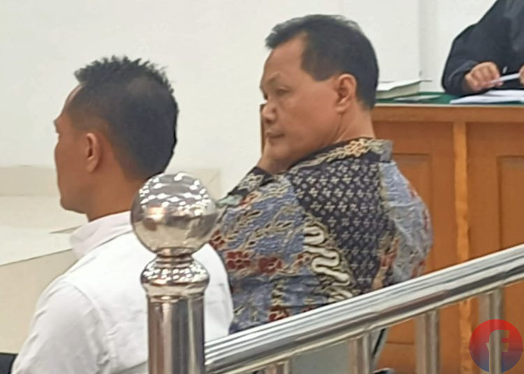 Terdakwa Edison dan terdakwa Adi Triayadi Agustian; pada sidang kasus dugaan korupsi penerimaan gratifikasi di PN Kelas 1A Khusus Palembang, Rabu (28/10/2026). (fornews.co/foto: Sidratul Muntaha)