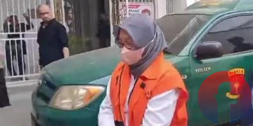 Terdakwa Titin Rita Lestari saat tiba di PN Kelas IA Khusus Palembang, Rabu (28/10/2026), pada sidang pertama pembacaan dakwaan kasus dugaan suap pengondisian WTP Kabupaten Muara Enim. (fornews.co/foto: Sidratul Muntaha)