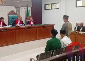 Tiga terdakwa kasus dugaan korupsi penyaluran KUR BSI Cabang Tulang Bawang II, saat mendengar majelis hakim membacakan Amar Putusan di PN Palembang Kelas 1A Khusus, Rabu (30/9/2026). (fornews.co/sidratul muntaha)