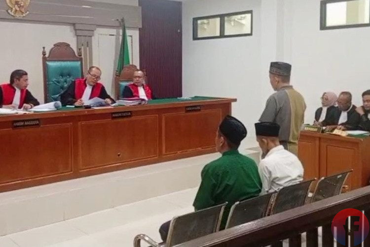 Tiga terdakwa kasus dugaan korupsi penyaluran KUR BSI Cabang Tulang Bawang II, saat mendengar majelis hakim membacakan Amar Putusan di PN Palembang Kelas 1A Khusus, Rabu (30/9/2026). (fornews.co/sidratul muntaha)