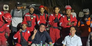 Satgas karhutla bersama Gubernur Sumsel Herman Deru bersama Bupati OKI, Muchendi Mahzareki saat bermalam memantau pemadaman karhutla di Posko Satgas Karhutla Desa Jungkal 2, Kecamatan Pampangan, OKI, Minggu (11/10/2026) malam. (fornews.co/tangkap layar)