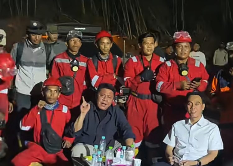 Satgas karhutla bersama Gubernur Sumsel Herman Deru bersama Bupati OKI, Muchendi Mahzareki saat bermalam memantau pemadaman karhutla di Posko Satgas Karhutla Desa Jungkal 2, Kecamatan Pampangan, OKI, Minggu (11/10/2026) malam. (fornews.co/tangkap layar)