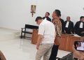 Dua terdakwa kasus dugaan penerimaan uang dari pihak swasta yang berkaitan dengan dugaan pemberian proyek dari APBD Kabupaten PALI, Iwan Tuaji dan Alhepi Kurniawan, saat sidang di PN Kelas 1A Khusus Palembang, Selasa (13/10/2026). (fornews.co/ist)