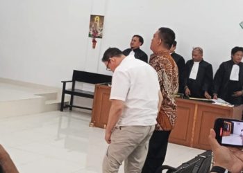 Dua terdakwa kasus dugaan penerimaan uang dari pihak swasta yang berkaitan dengan dugaan pemberian proyek dari APBD Kabupaten PALI, Iwan Tuaji dan Alhepi Kurniawan, saat sidang di PN Kelas 1A Khusus Palembang, Selasa (13/10/2026). (fornews.co/ist)