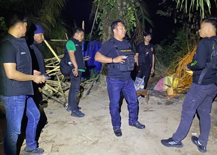 Tim gabungan Polres Muratara saat melakukan penggerebekan di Desa Tebing Tinggi, Kecamatan Nibung, pada Selasa (13/10/2026) malam. (fornews.co/ist)
