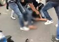 Tangkap layar tindakan kekerasan dari sekelompok orang berbaju hitam saat melakukan kekerasan terhadap mahasiswa dan jurnalis di depan Mapolda Sumsel, Selasa (13/10/2026) kemarin. (fornews.co/tangkap layar)