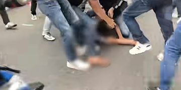 Tangkap layar tindakan kekerasan dari sekelompok orang berbaju hitam saat melakukan kekerasan terhadap mahasiswa dan jurnalis di depan Mapolda Sumsel, Selasa (13/10/2026) kemarin. (fornews.co/tangkap layar)
