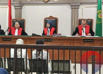 Dua terdakwa kasus dugaan korupsi pengadaan Chromebook dan Smart Board Disdikbud Muara Enim saat mendengarkan tuntutan JPU di PN Kelas 1A Khusus Palembang, Senin (19/10/2026). (fornews.co/foto: Sidratul Muntaha)
