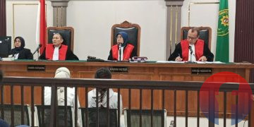 Dua terdakwa kasus dugaan korupsi pengadaan Chromebook dan Smart Board Disdikbud Muara Enim saat mendengarkan tuntutan JPU di PN Kelas 1A Khusus Palembang, Senin (19/10/2026). (fornews.co/foto: Sidratul Muntaha)