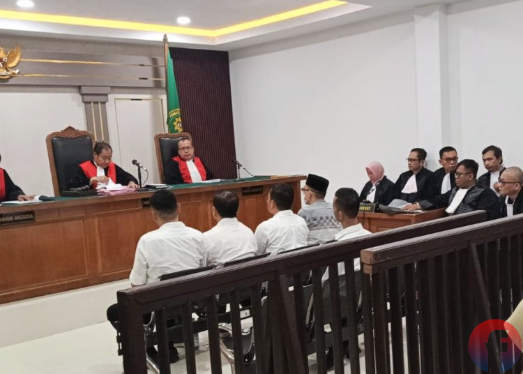 Sidang pertama kasus dugaan penyimpangan proyek infrastruktur di Kabupaten PALI, di PN Kelas 1A Khusus Palembang, Rabu (21/10/2026). (fornews.co/foto: Sidratul Muntaha)