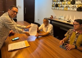 Koordinator Koalisi Ormas dan Aktivis Pengamat Kebijakan Pengelolaan Sumber Daya Perairan Laut dan Sungai Provinsi Sumsel, Suparman Romans saat menyerahkan laporan ke DPP INSA.(fornews.co/ist)