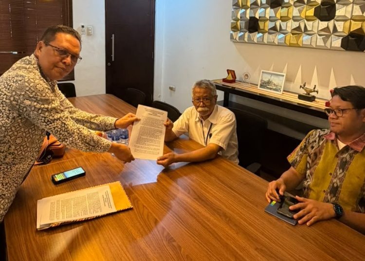 Koordinator Koalisi Ormas dan Aktivis Pengamat Kebijakan Pengelolaan Sumber Daya Perairan Laut dan Sungai Provinsi Sumsel, Suparman Romans saat menyerahkan laporan ke DPP INSA.(fornews.co/ist)