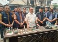 Dirresnarkoba Polda Sumsel, Kombes Pol Patar Silalahi bersama Tim Gabungan, saat menunjukan barang bukti usai penggerebekan di Lorong Manggar 2, Kelurahan Lawang Kidul, Jumat (23/10/2026) sore. (fornews.co/foto: ist)