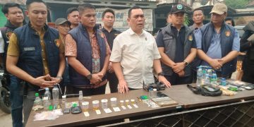 Dirresnarkoba Polda Sumsel, Kombes Pol Patar Silalahi bersama Tim Gabungan, saat menunjukan barang bukti usai penggerebekan di Lorong Manggar 2, Kelurahan Lawang Kidul, Jumat (23/10/2026) sore. (fornews.co/foto: ist)