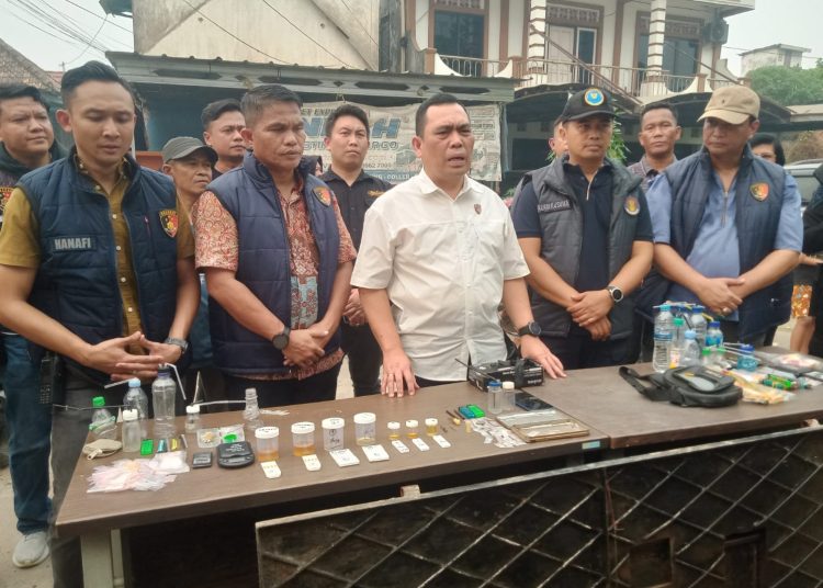 Dirresnarkoba Polda Sumsel, Kombes Pol Patar Silalahi bersama Tim Gabungan, saat menunjukan barang bukti usai penggerebekan di Lorong Manggar 2, Kelurahan Lawang Kidul, Jumat (23/10/2026) sore. (fornews.co/foto: ist)