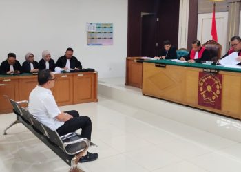 Terdakwa Yudi Kurniawan, Kawilker Karang Agung pada KSOP Kelas I Palembang, kasus dugaan korupsi berupa pungutan di luar ketentuan terhadap perusahaan agen kapal saat sidang, di PN Kelas 1A Khusus Palembang, Senin (26/10/2026). (fornews.co/ist)