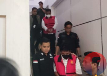 Dua tersangka inisial IS dan D yang ditetapkan Kejari Palembang dan langsung dilakukan penahanan di Lapas Kelas 1 Palembang, Selasa (27/10/2026). (fornews.co/foto: Sidratul Muntaha)