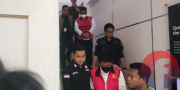 Dua tersangka inisial IS dan D yang ditetapkan Kejari Palembang dan langsung dilakukan penahanan di Lapas Kelas 1 Palembang, Selasa (27/10/2026). (fornews.co/foto: Sidratul Muntaha)