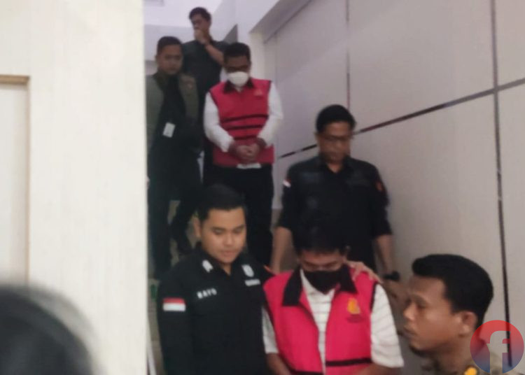 Dua tersangka inisial IS dan D yang ditetapkan Kejari Palembang dan langsung dilakukan penahanan di Lapas Kelas 1 Palembang, Selasa (27/10/2026). (fornews.co/foto: Sidratul Muntaha)
