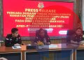 Kasi Intelijen Kejari Palembang Dr M Ali Rizza didampingi Kasi Pidsus Arjansyah Akbar, serta Kasubsi Penyidikan Rio, saat memberi keterangan kepada awak media di Kantor Kejari Palembang, Selasa (27/10/2026). (fornews.co/Sidratul Muntaha)