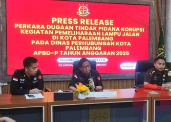 Kasi Intelijen Kejari Palembang Dr M Ali Rizza didampingi Kasi Pidsus Arjansyah Akbar, serta Kasubsi Penyidikan Rio, saat memberi keterangan kepada awak media di Kantor Kejari Palembang, Selasa (27/10/2026). (fornews.co/Sidratul Muntaha)