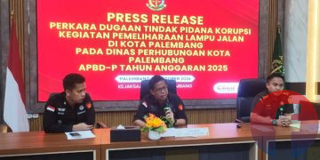 Kasi Intelijen Kejari Palembang Dr M Ali Rizza didampingi Kasi Pidsus Arjansyah Akbar, serta Kasubsi Penyidikan Rio, saat memberi keterangan kepada awak media di Kantor Kejari Palembang, Selasa (27/10/2026). (fornews.co/Sidratul Muntaha)