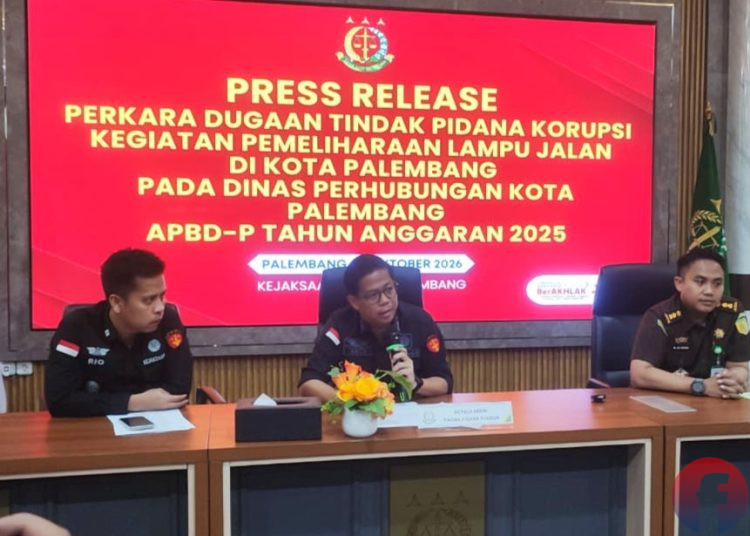 Kasi Intelijen Kejari Palembang Dr M Ali Rizza didampingi Kasi Pidsus Arjansyah Akbar, serta Kasubsi Penyidikan Rio, saat memberi keterangan kepada awak media di Kantor Kejari Palembang, Selasa (27/10/2026). (fornews.co/Sidratul Muntaha)