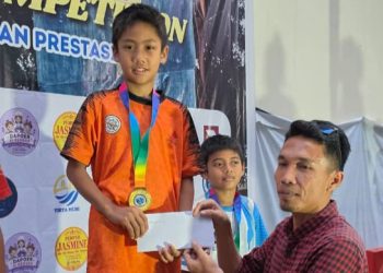 Atlet panjat dinding WPSCC, Dino Pramana Dipa, usai pengalungan medali emas pada kategori Lead U-13 Putra. (fornews.co/ist)