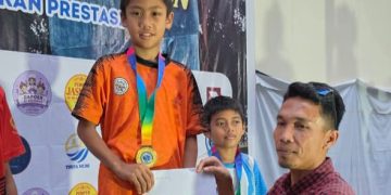 Atlet panjat dinding WPSCC, Dino Pramana Dipa, usai pengalungan medali emas pada kategori Lead U-13 Putra. (fornews.co/ist)