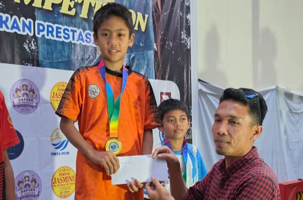 Atlet panjat dinding WPSCC, Dino Pramana Dipa, usai pengalungan medali emas pada kategori Lead U-13 Putra. (fornews.co/ist)